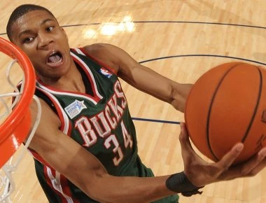 Τρομερός ο Γιάννης Αντετοκούνμπο οδήγησε τους Μπακς σε τεράστια νίκη επί των Μπλέιζερς (βίντεο)